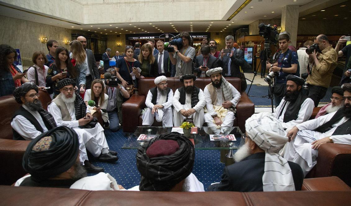 


Representanter från talibanrörelsen talar med reportrar under fredssamtal i juni i år. Foto: Alexander Zemlianichenko/TT                                                                                                                                                