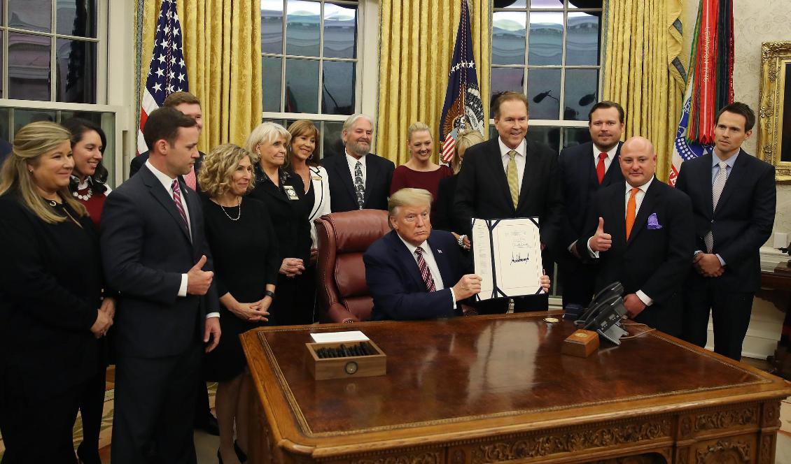 USA:s president skrev den 25 november 2019 under en lag som förbjuder tortyr av djur. Foto: Mark Wilson/Getty Images