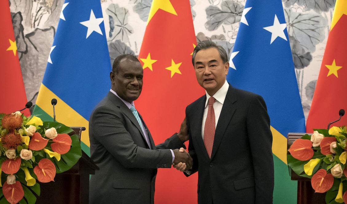 Salomonöarnas utrikesminister Jeremiah Manele med sin kinesiske kollega Wang Yi. Foto: Mark Schiefelbein/AP/TT-arkivbild