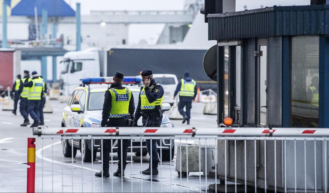 Polis, tull och kustbevakning deltar i den internationella operationen Trident som bland annat pågår i Trelleborgs hamn. Foto: Johan Nilsson/TT