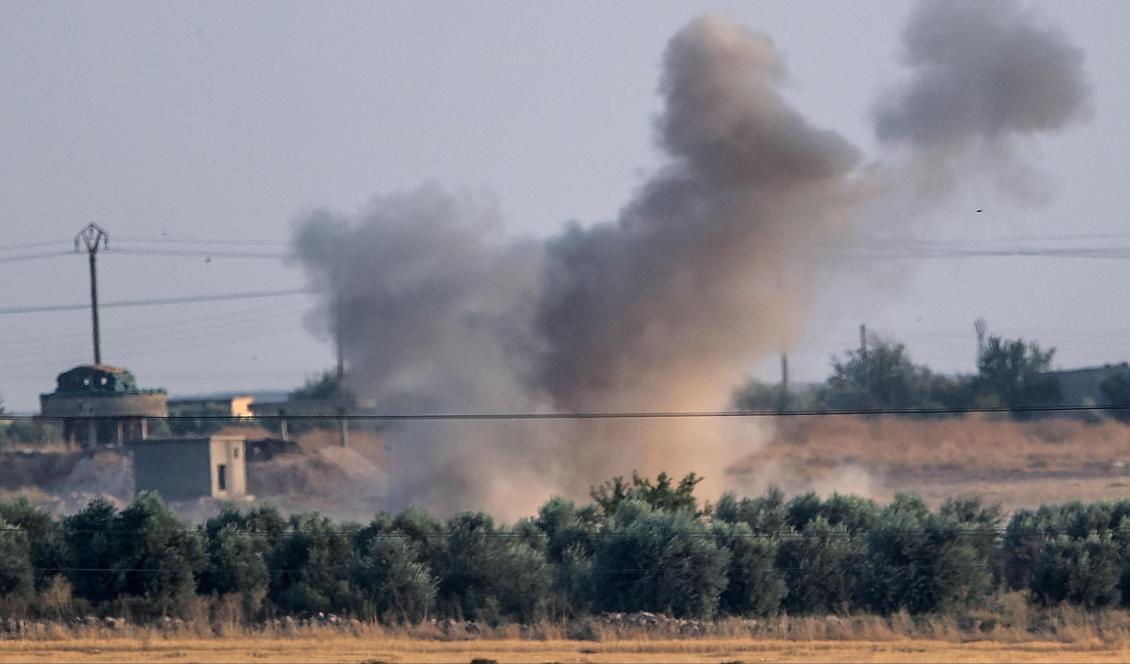 Rök stiger upp från den syriska staden Tal Abyad efter turkiska bomber den 9 oktober 2019. Foto: Bulent Kilic/AFP via Getty Images