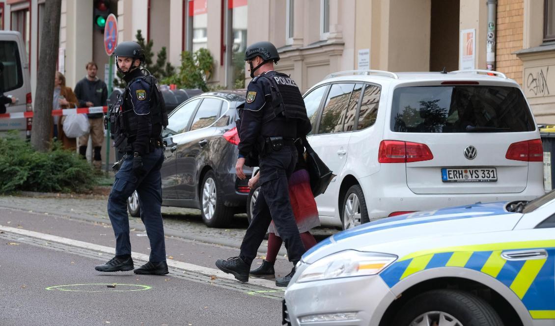 
Poliser vid en markerad patronhylsa i Halle. Foto: Sebastian Willnow/AP/TT                                                