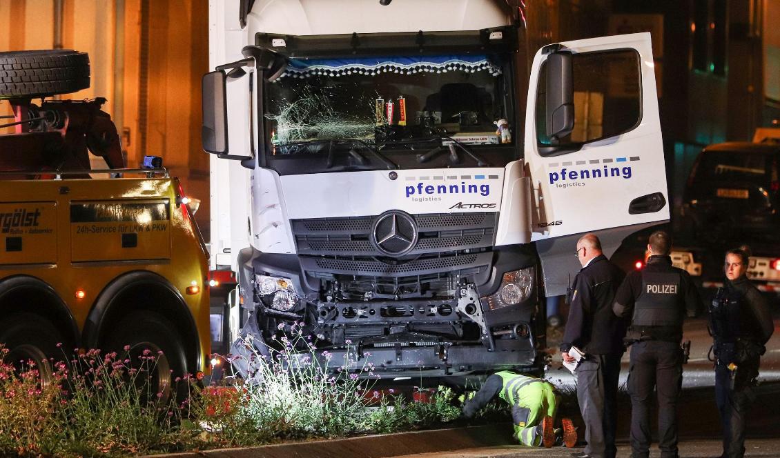Polis och brandmän inspekterar platsen där en lastbil plöjde in i flera bilar i tyska Limburg den 7 oktober 2019. Foto: Yann Schreiber/AFP/Getty Images