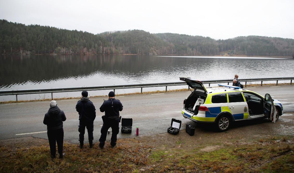 Hundpatruller, drönare och andra hjälpmedel används i sökandet efter den försvunna 17-åriga flickan i Uddevalla. Foto: Adam Ihse/TT