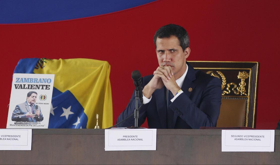 Oppositionsledaren och självutnämnde interimspresidenten Juan Guaidó stöttar USA:s sanktioner mot Nicolás Maduros regering i Venezuela. Foto: Leonardo Fernandez/AP/TT-arkivbild