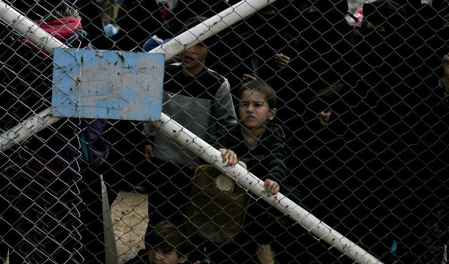 På bilden syns barn som tittar genom stängslet till sektionen för utländska familjer i al-Hol-lägret i Syrien. Personerna på bilden har ingen koppling till artikeln. Foto: Maya Alleruzzo-arkivbild