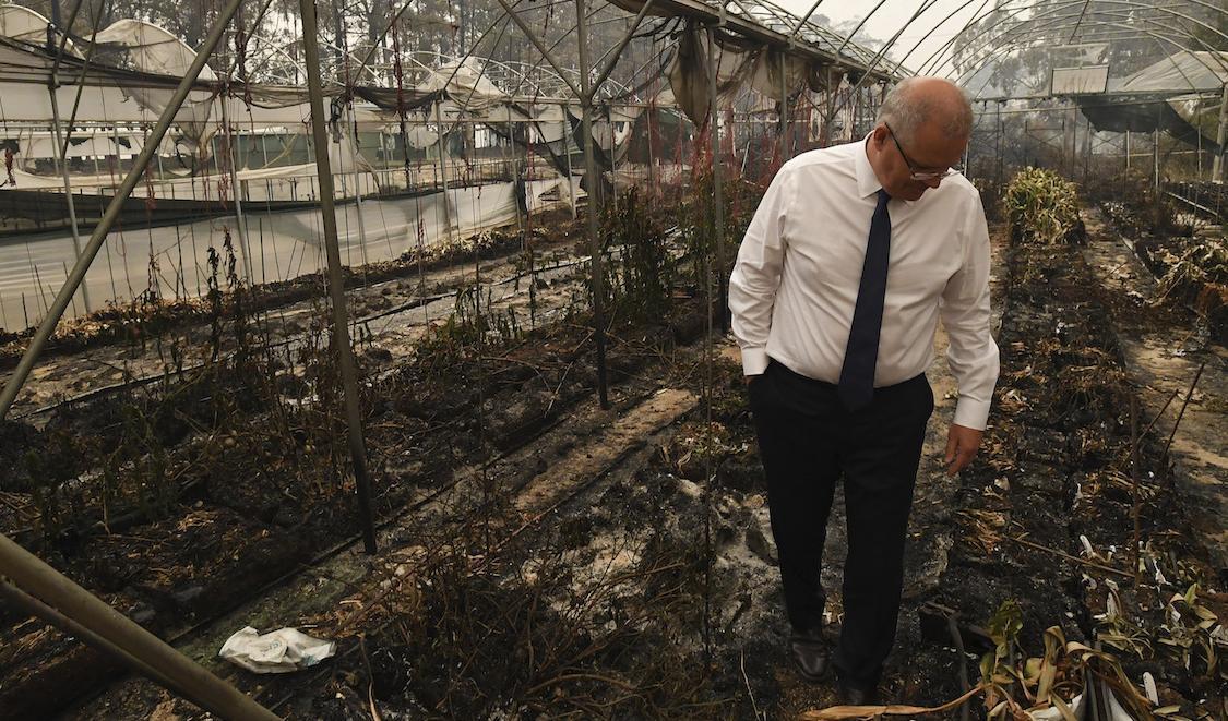 Australiens premiärminister Scott Morrison besöker branddrabbade Sarsfield i Victoria den 3 januari. Foto: James Ross/AP/TT