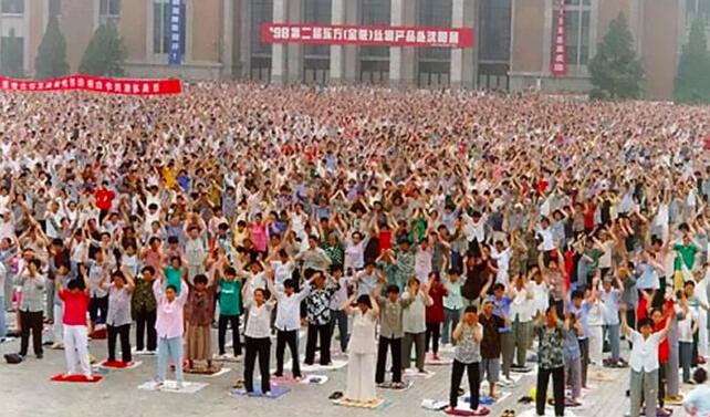 Människor utövar Qigongmetoden Falun Gong i Shenyang City, Kina 1998 (©Minghui)
