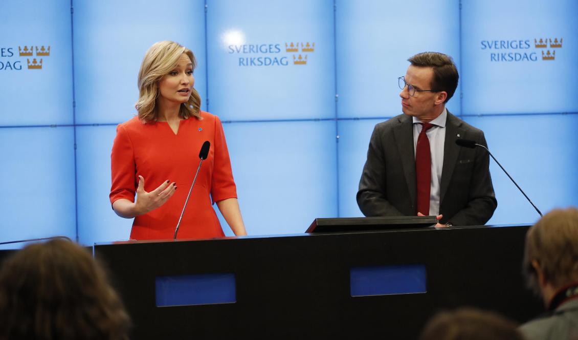Kristdemokraternas partiledare Ebba Busch Thor (KD) och Moderaternas partiledare Ulf Kristersson (M) uppger att de stödjer Vänsterpartiets begäran om en misstroendeomröstning mot arbetsmarknadsminister Eva Nordmark. Foto: Christine Olsson/TT
