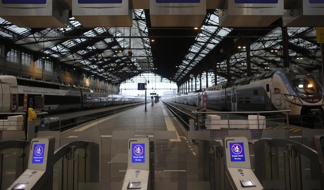 
Tomma tågplattformar på stationen Gare de Lyon i Paris under fredagsmorgonen. Foto: Rafael Yaghobzadeh/AP/TT                                                