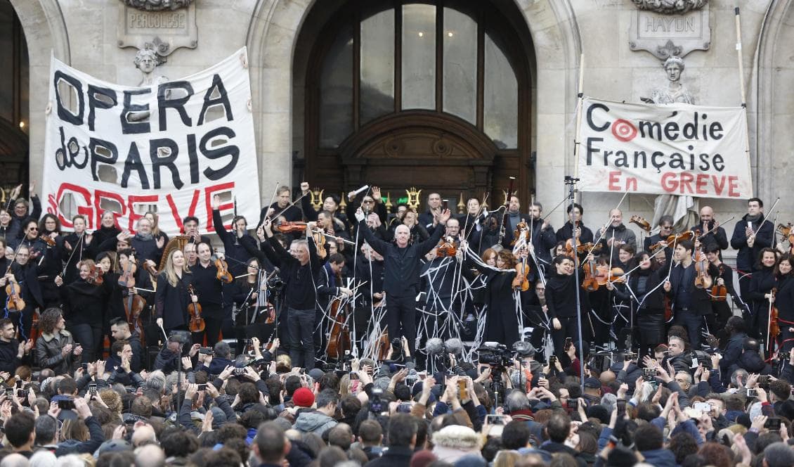 Strejkande musiker genomför i protest mot regeringens föreslagna pensionsreform en utomhusföreställning utanför Parisioperan på lördagen. Foto: Thibault Camus/AP/TT