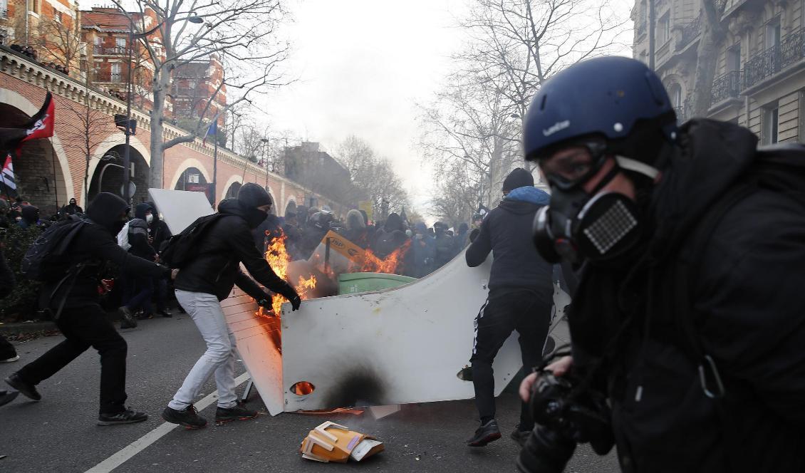 Protester i Paris mot den förslagna pensionsreformen. Foto: Francois Mori/AP/TT