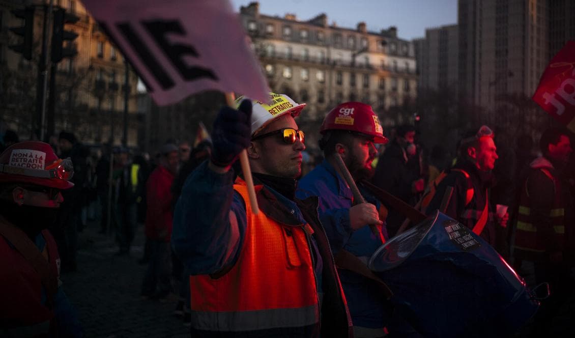 Strejkande arbetare i huvudstaden Paris. Foto: Kamil Zihnioglu/AP/TT