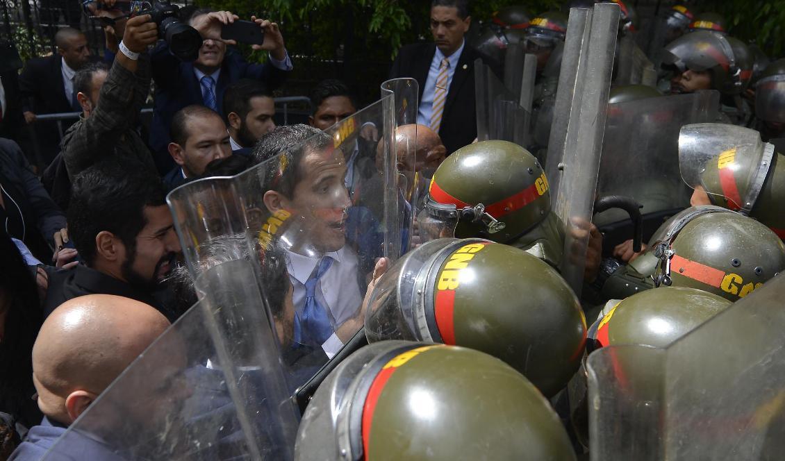 Den legitime talmannen Juan Guaidó nekades på söndagen tillträde till nationalförsamlingen i Caracas där hans rival Juan Parra passade på att ta över ämbetet. Foto: Matias Delacroix/AP/TT