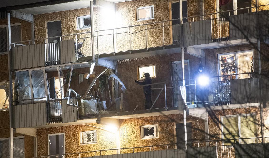Två explosioner skedde vid flerfamiljshus i Husby natten till tisdagen. Foto: Fredrik Sandberg/TT