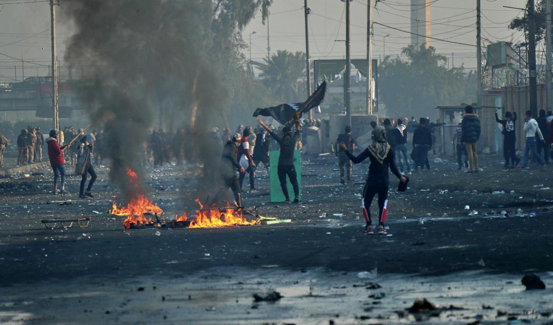 
Regeringsfientliga demonstranter under drabbningar med säkerhetsstyrkor i Iraks huvudstad Bagdad på måndagen. Foto: Hadi Mizban/AP/TT                                                