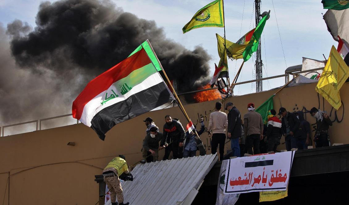 Proiranska milismedlemmar protesterade utanför USA:s ambassad i Bagdad på nyårsdagen. Foto: Khalid Mohammed/AP/TT