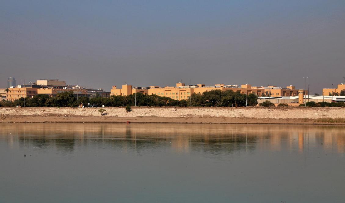 Raket ska ha träffat USA:s ambassad I Bagdad, som här syns på andra sidan av floden Tigris tidigare i januari. Foto: Khalid Mohammed/AP/TT