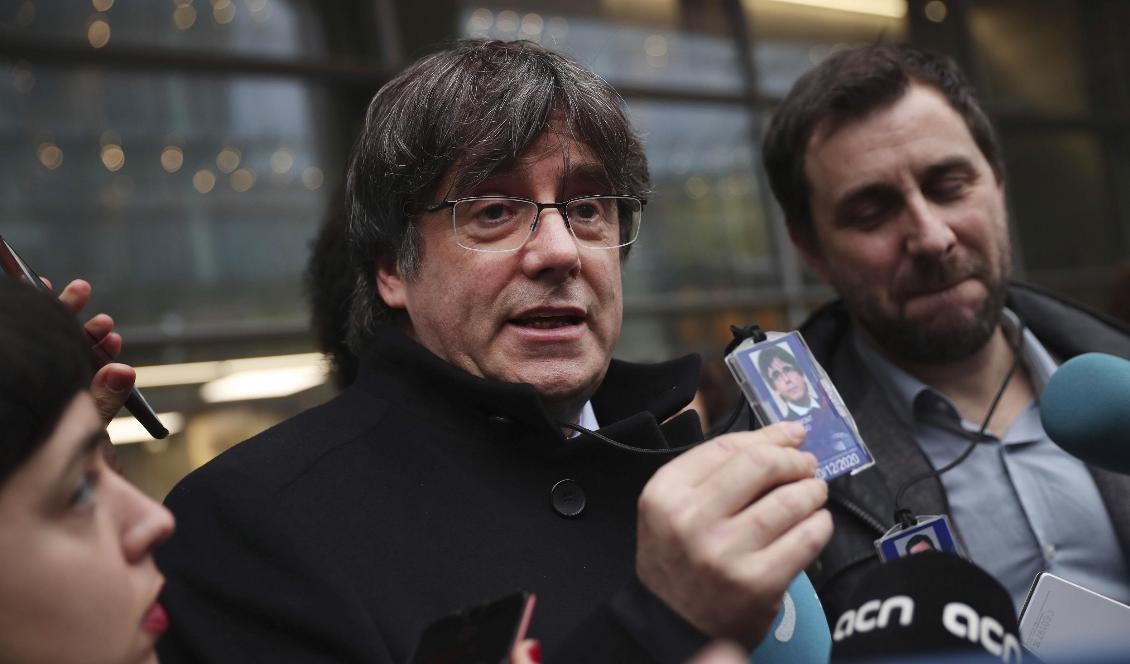 Carles Puigdemont och Toni Comin utanför EU-parlamentet i Bryssel. Foto: Francisco Seco/AP/TT