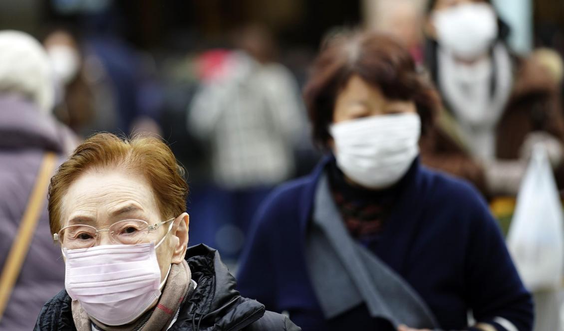 Gående bär skyddsmasker i Tokyo den 16 januari. En person i Japan har diagnosticerats med det mysiska lungviruset efter att ha besökt staden Wuhan i Kina. Foto: Eugene Hoshiko/AP/TT