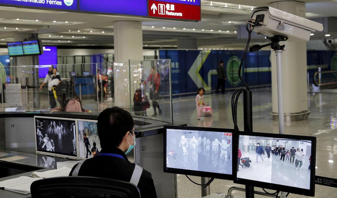 Passagerare kontrolleras på flygplatsen i Hongkong. 
Foto: Andy Wong/AP/TT-arkivbild
