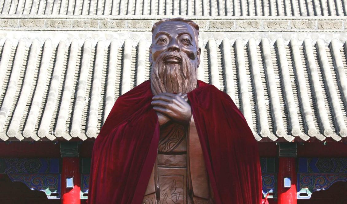 En staty av filosofen Konfucius visas vid en ceremoni i Changchun, Kina, den 28 september 2008. Foto: China Photos/Getty Images