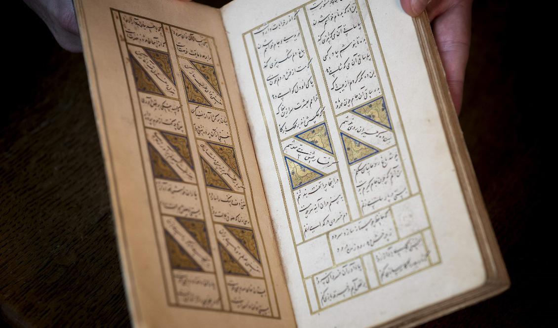 Konstdetektiven Arthur Brand visar upp poesiboken "Divan" från 1462–1463 i sitt hem i Amsterdam. Foto: Kenzo Tribouillard/AP/TT