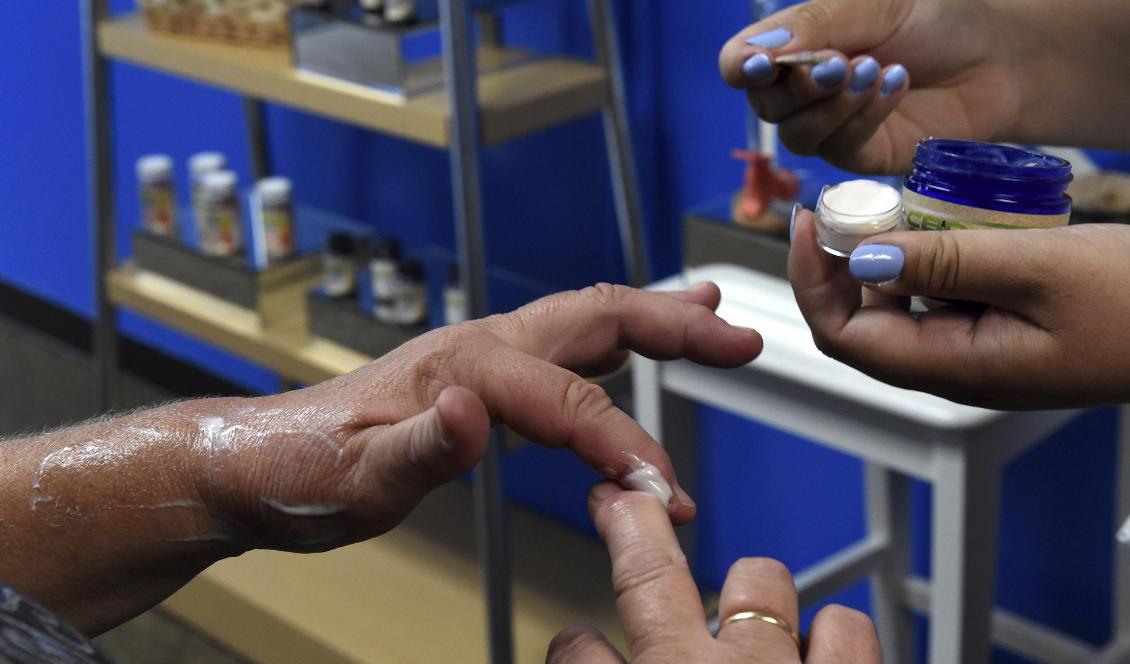 Krämer innehållandes kvicksilver har hittats i en butik i Malmö. Det är inte samma kräm som på bilden. Foto: Jean Pieri/AP/TT-arkivbild