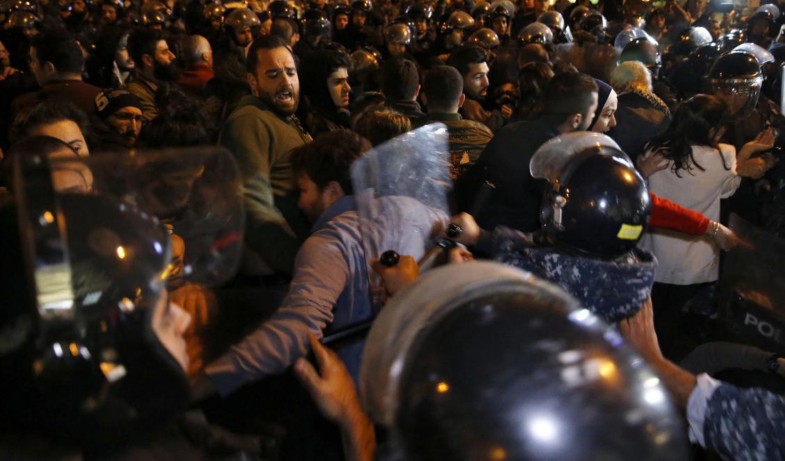 Kravallpolis drabbar samman med demonstranter i Libanons huvudstad Beirut på tisdagskvällen. Foto: Bilal Hussein/AP/TT