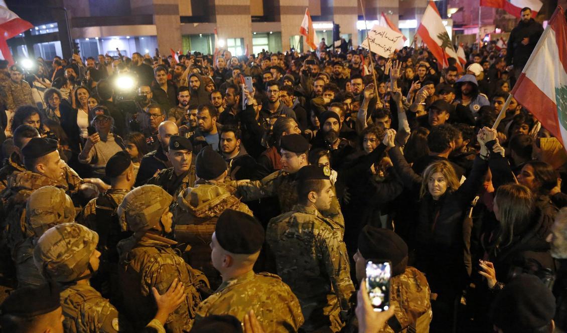 Regeringskritiska protester tvingade premiärminister Saad al-Hariri att avgå i oktober. Nu föreslås han, efter många turer, att åter bli premiärminister. Men demonstranterna fortsätter att protestera mot maktstrukturen i Libanon. Foto: Hussein Malla/AP/TT