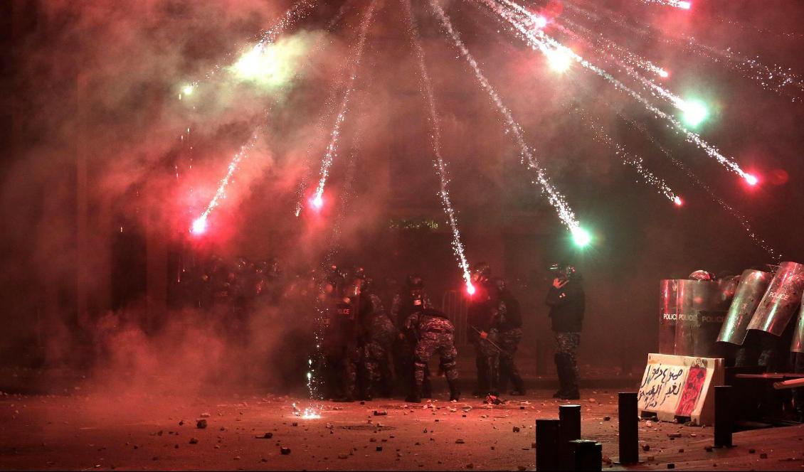Demonstranter sköt fyrverkerier mot poliser och poliser sköt tårgas och gummikulor mot demonstranter. Bilden är från lördagskvällen. Foto: Hassan Ammar/AP/TT