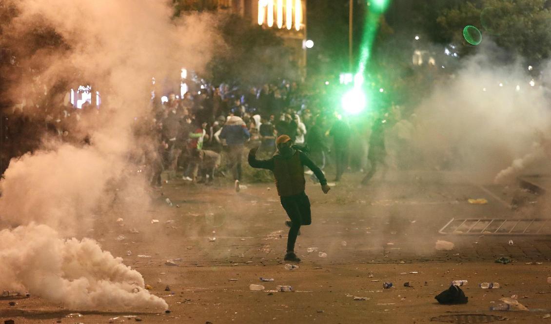Demonstranter möttes med tårgas, gummibeklädda kulor och vattenkanoner i Libanons huvudstad Beirut i helgen. Foto: Hussein Malla/AP/TT