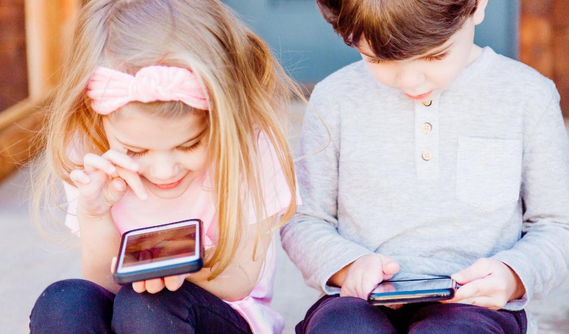 Ett spel eller en film kan ge föräldrarna en efterlängtad paus, men för mycket skärmtid kan skada barnets utveckling. Foto: McKaela Lee