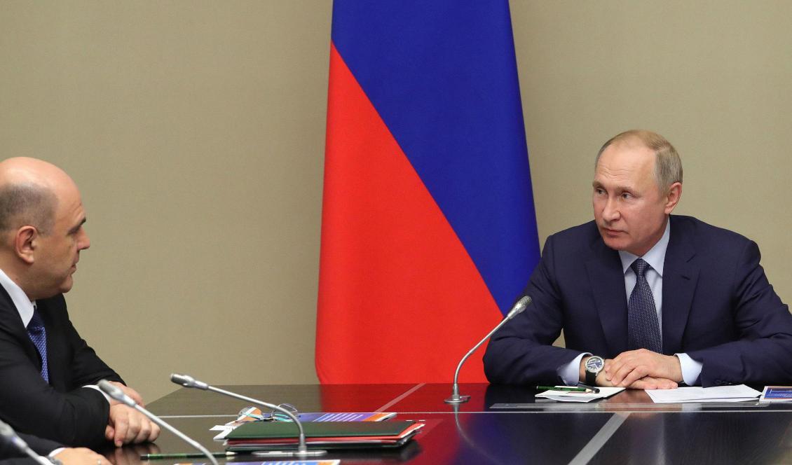 Rysslands nye premiärminister Michail Misjustin (till vänster) och president Vladimir Putin. Foto: Mikhail Klimentyev/Sputnik/AP/TT