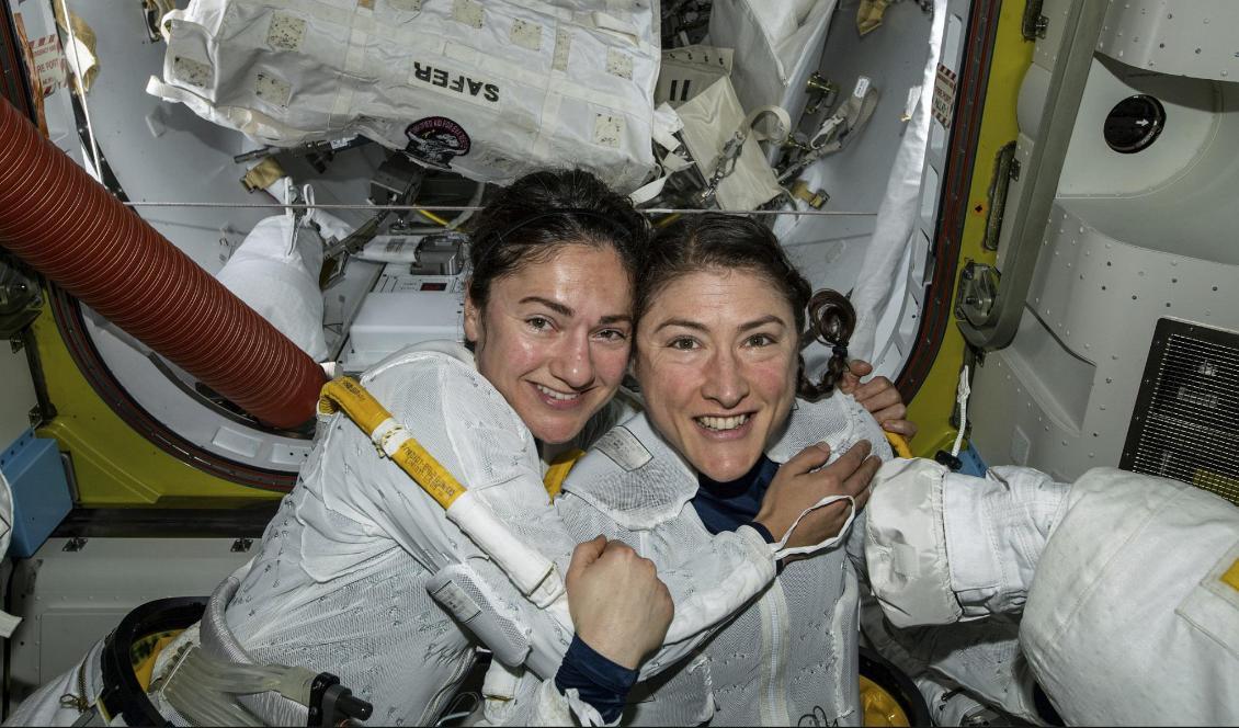 Astronauterna Jessica Meir och Christina Koch i samband med att de skrev historia då de i oktober i fjol genomförde den första helt kvinnliga rymdpromenaden. Foto: Nasa/AP/TT