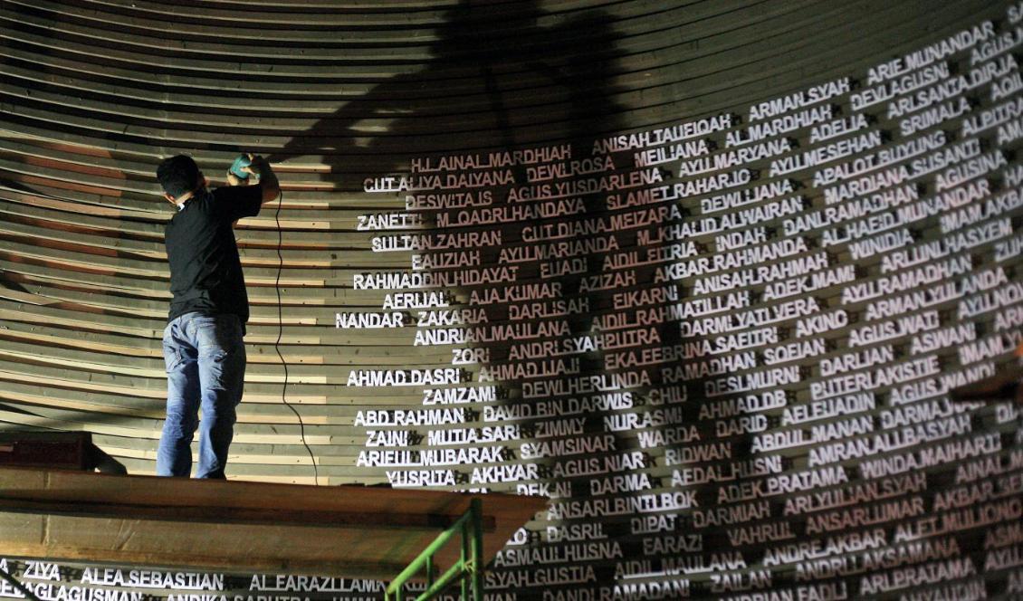 Namnen på offren för tsunamin 2004 sätts upp på en vägg i ett museum till minne av de omkomna i Banda Aceh i Indonesien. Foto: Binsar Bakkara/AP/TT-arkivbild