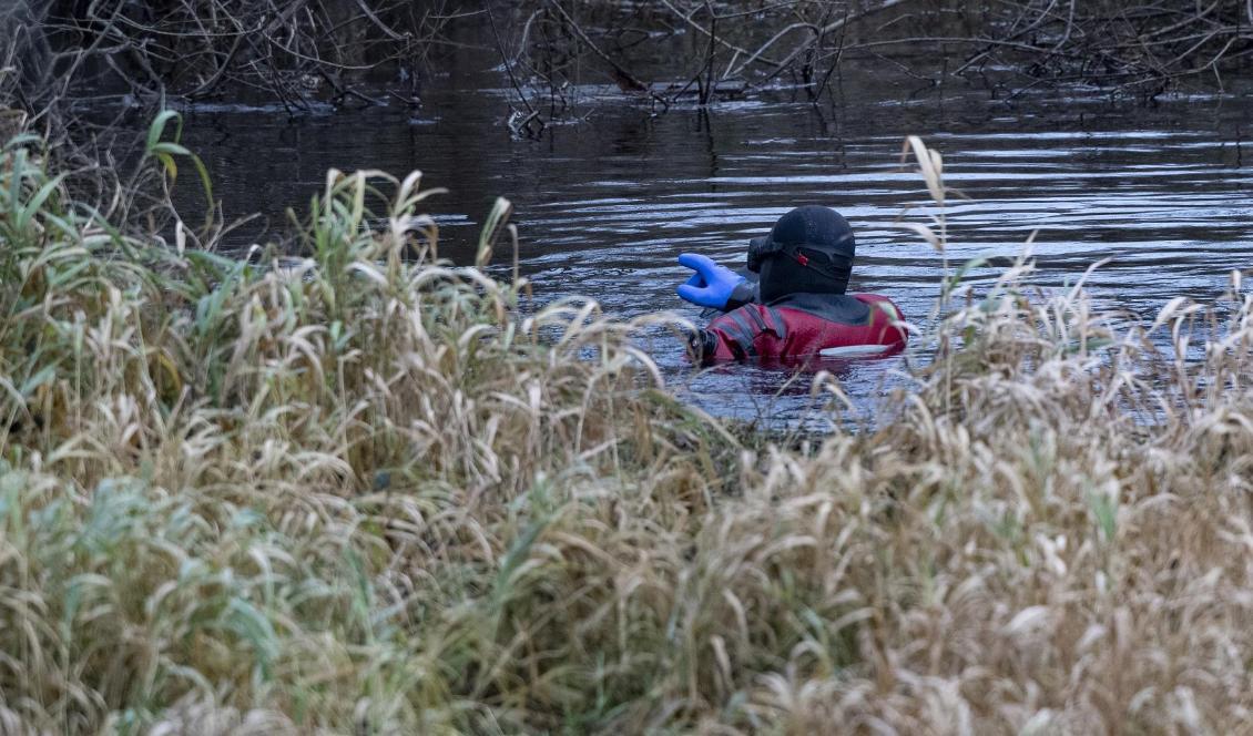 Kvinnans kropp hittades av dykare i Vramsån i Tollarp på tisdagen. Foto: Johan Nilsson/TT
