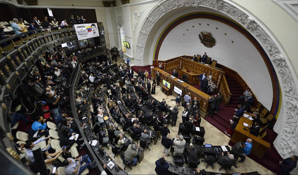 Venezuelas oppositionsledare och självutropade interimspresident Juan Guaidó talar vid ett extrainsatt sammanträde i nationalförsamlingen i Caracas i tisdags. Foto: Matias Delacroix/AP/TT