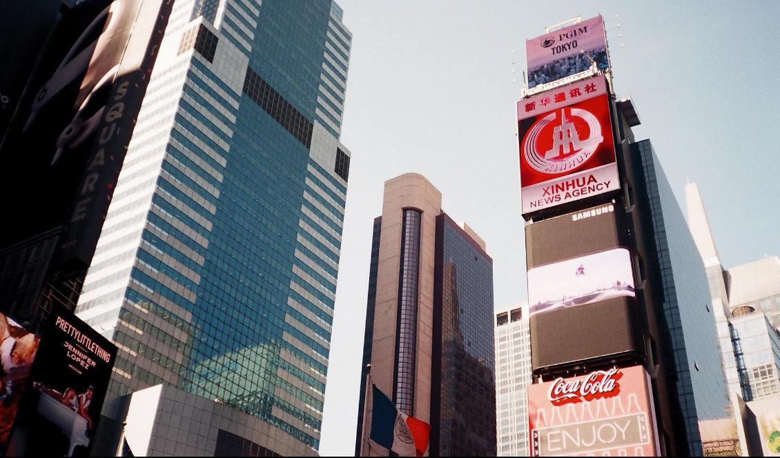 
Den statliga nyhetsbyrån Xinhua syns på en reklampelare vid Times Square, New York. Foto: 宗鑫 葉 /CC BY 2.0                                            
