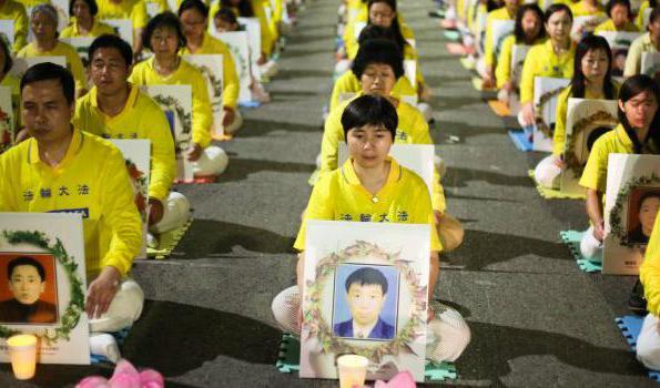 




Fredlig protest. Ljusvakor där man bär på bilder av utövare som dödats av kommunistregimen är ett av de  sätt som Falun Gong-utövare i hela världen använder för att protestera mot förföljelsen i Kina. Foto: Benjamin Chasteen                                                                                                                                                                                                                                                