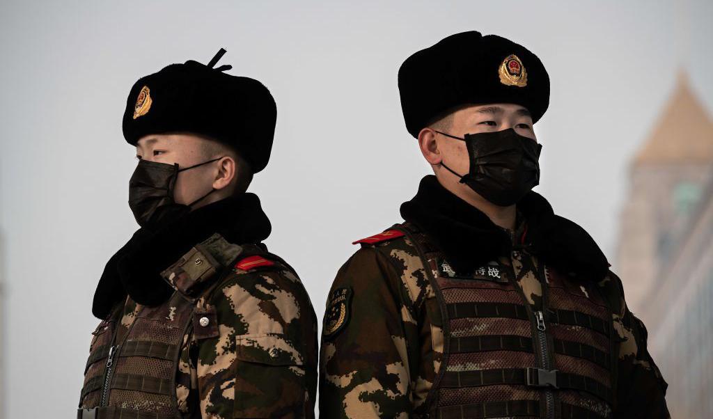 Två kinesiska paramilitärpoliser står vakt vid Pekings järnvägsstation den 27 jan. 2020. Foto: Nicolas Asfouri, AFP via Getty Images.