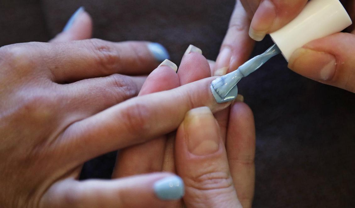Myndigheterna har bland annat riktat arbetet mot skönhetsindustrin, främst nagelsalonger, där man bland annat hittade brister i arbetsmiljön. En anmälan om koppleri och en om människoexploatering upprättades också. Foto: Charles Krupa/AP/TT-arkivbild