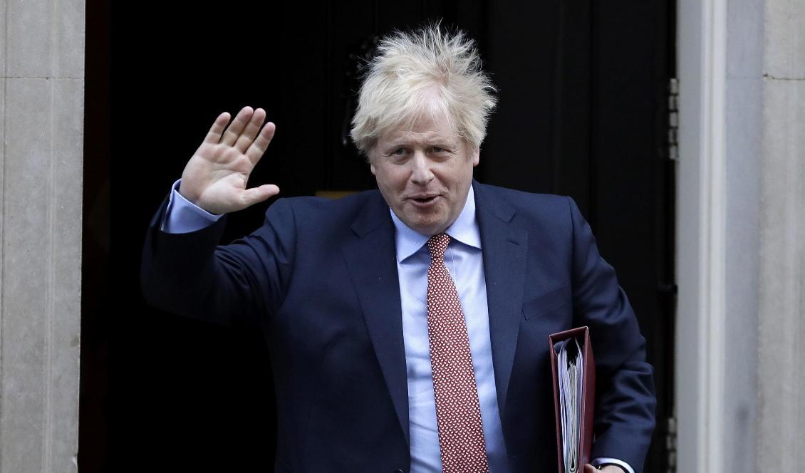 Storbritanniens premiärminister Boris Johnson utanför 10 Downing Street i London. Efter EU-uträdet väntar tuffa förhandlingar kring den framtida relationen med unionen. Foto: Kirsty Wigglesworth/AP/TT