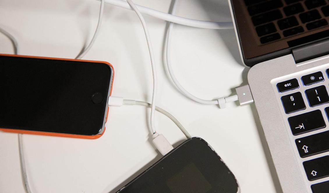 Mobilladdare tillhör de produkter som testats av Kemikalieinspektionen. Foto: Audun Braastad/NTB/TT-arkivbild
