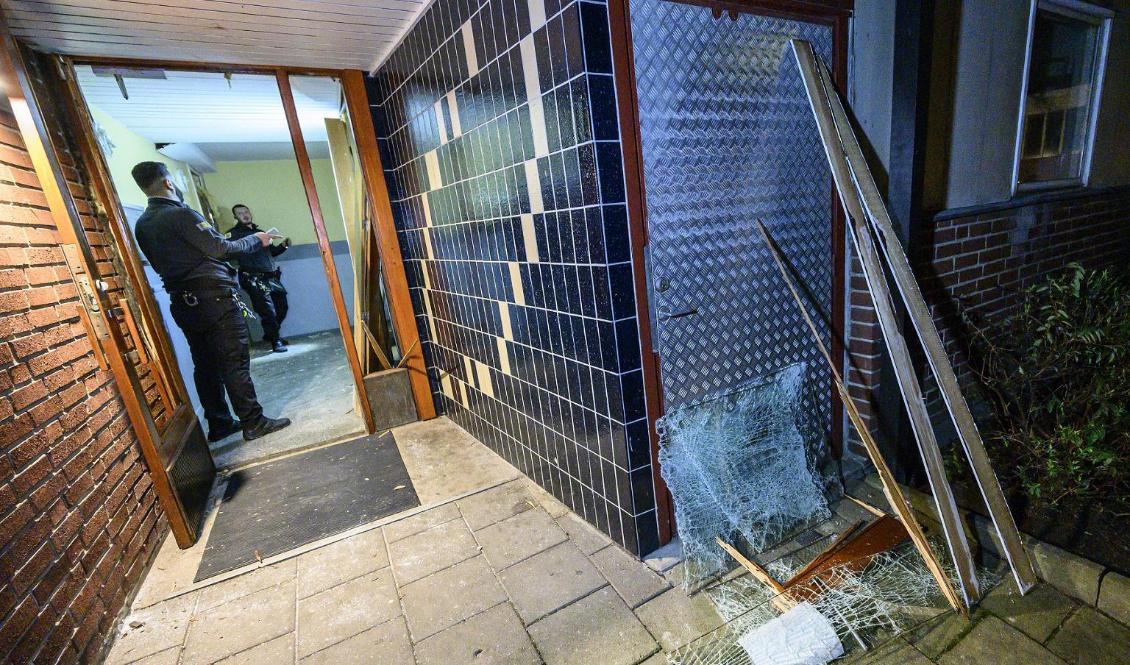 Skador i trapphuset efter att något detonerat i ett bostadshus i stadsdelen Drottninghög i Helsingborg natten till måndagen. Ingen person skadades. Foto: Johan Nilsson/TT