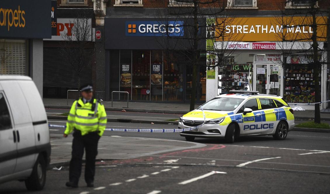 
Polis på Streatham High Road i södra London sedan en man knivhuggit flera personer och sedan skjutits till döds av polis. Foto: Victoria Jones/AP/TT                                                