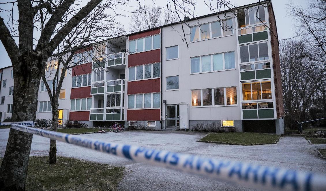 Polisavspärrning vid ett bostadshus i Örebro där en skarp sprängladdning hittades i går. Foto: Pavel Koubek/TT