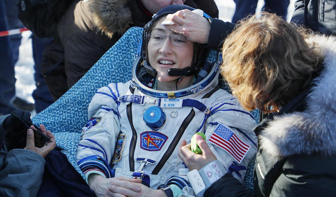 Den amerikanska astronauten Christina Koch strax efter landning i Kazakstan. Foto: Sergei Ilnitsky/AP/TT