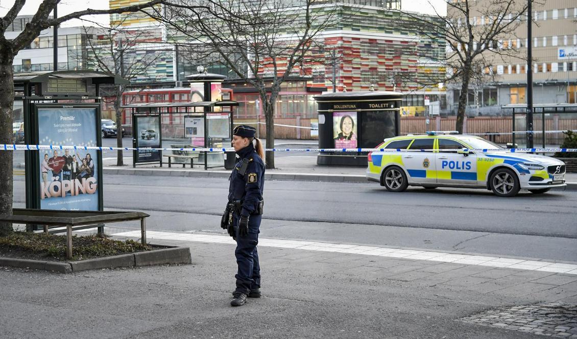 Polis på plats vid ett busstorg i Sollentuna centrum där en man sköts ihjäl på torsdagen. Foto: Anders Wiklund/TT