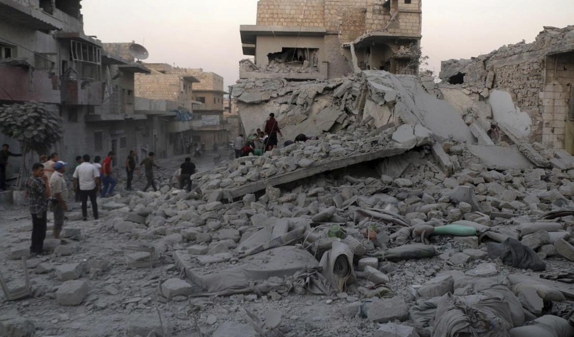 Förödelse i Maaret al-Numan efter luftanfall i staden i somras. Foto: Vita hjälmarna/AP/TT-arkivbild